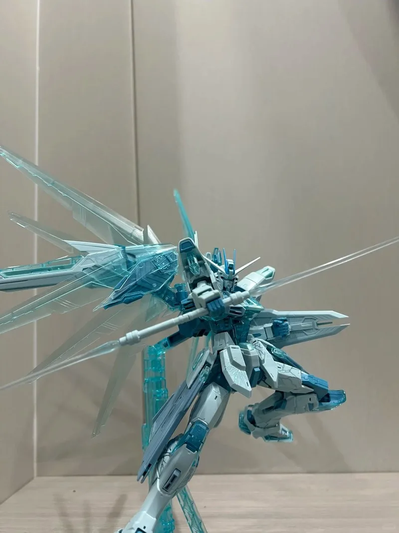 متوفر Daban 6650 Freedom Ver.2.0 Mg 1/100 أزرق ثلجي اللون Zgmf-X10a مجموعة تجميع ألعاب شخصيات الحركة البلاستيك لعبة مجسمة الهدايا