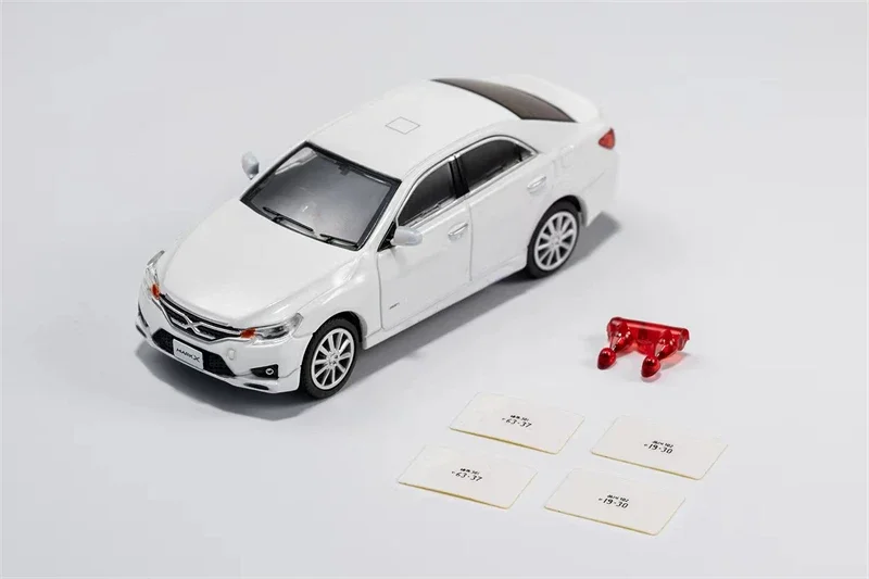 

GCD 1:64 MARK X REIZ White Diecast Model Car