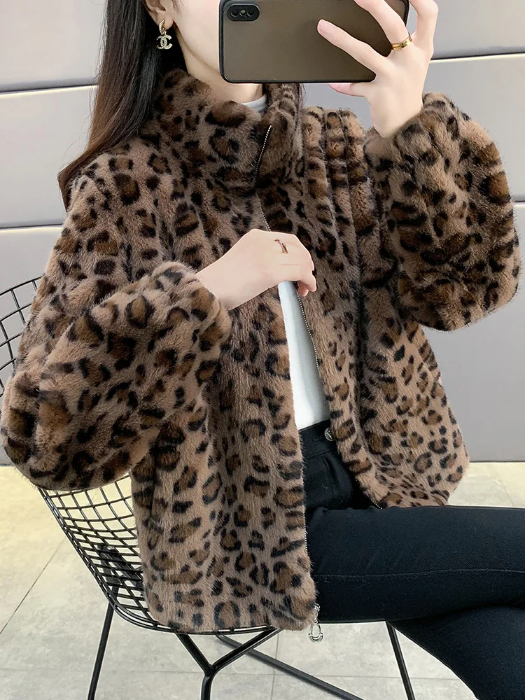 เสื้อโค้ทขนเฟอร์เทียมลายเสือดาวสุดฮิตสำหรับผู้หญิง ฤดูหนาว 2025  คอปกขนเฟอร์  ผิวสัมผัสเหมือนหนังแท้