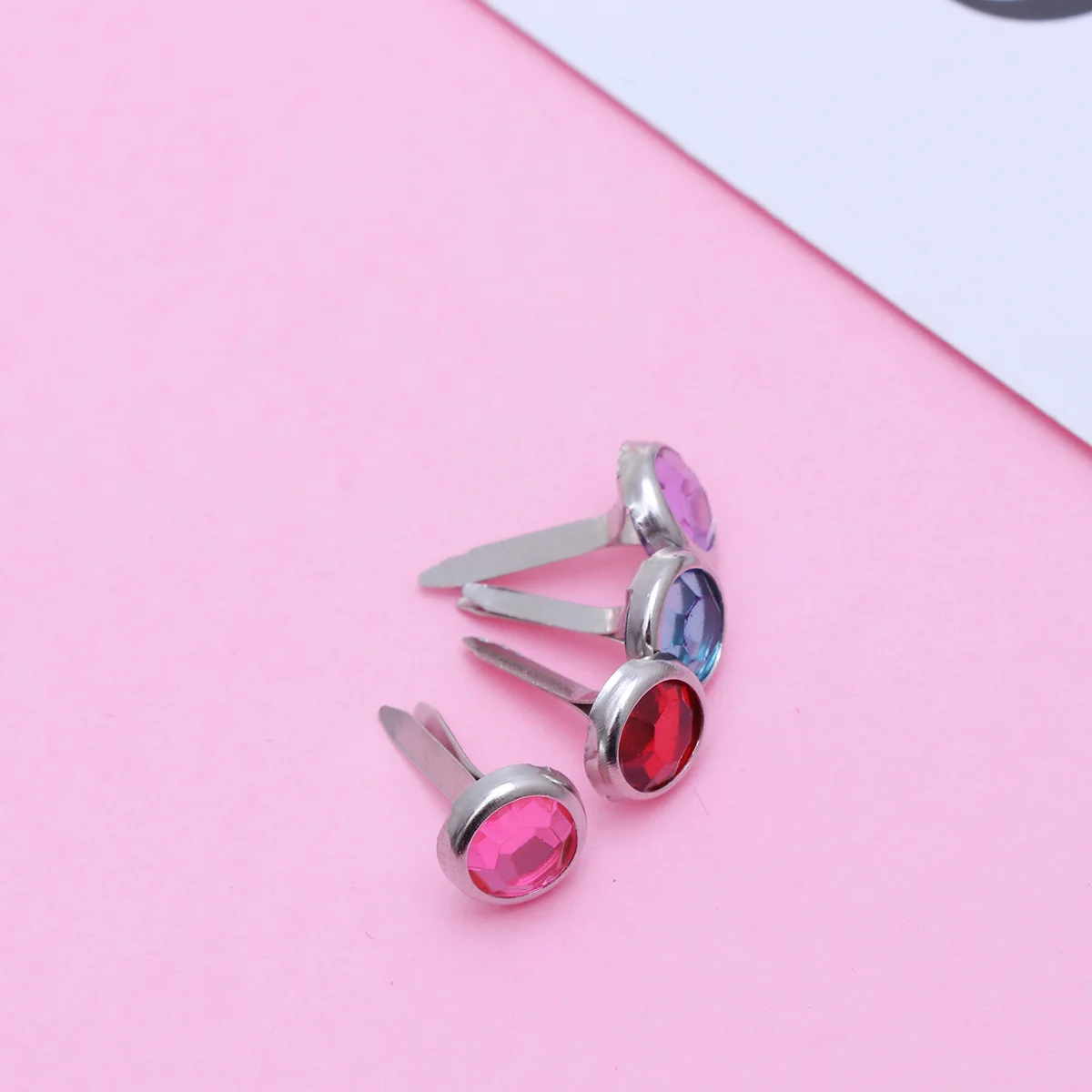 50 قطعة من مشابك معدنية مستديرة متعددة الألوان كريستالية سهلة التركيب مشابك صغيرة لتزيين ألبوم الصور الورقية ذاتية الصنع