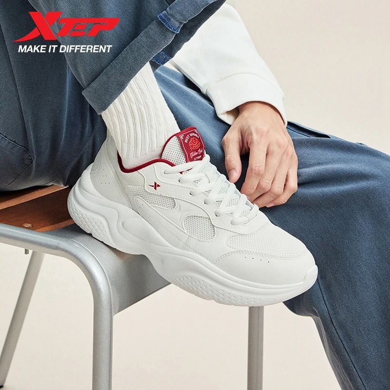 รองเท้า Xtep สำหรับผู้ชาย รองเท้ารีบาวด์น้ำหนักเบา ระบายอากาศได้ดี กันลื่น ทนทาน รองเท้าสไตล์เรโทร เพิ่มความสูง รองเท้าผ้าใบเดิน 874119320001