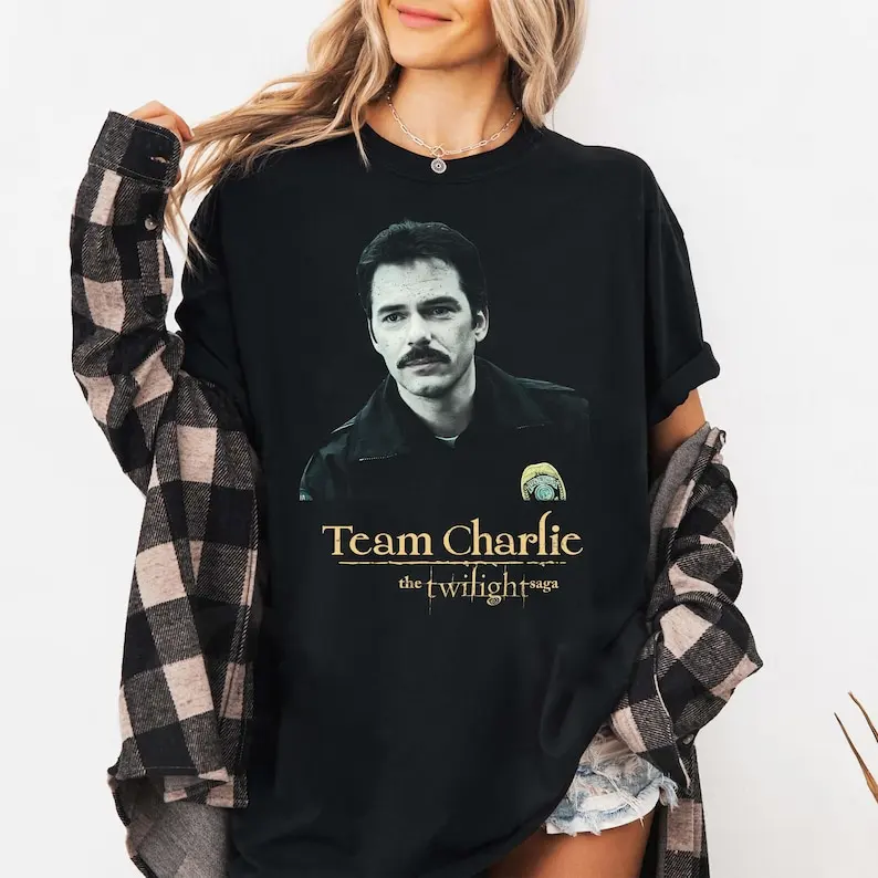 

Хлопковая футболка с короткими рукавами и принтом Чарли Лебедя в стиле ретро, футболка унисекс с графическим принтом, футболка в стиле ретро 90-х годов, футболка в подарок для мужчин и женщин