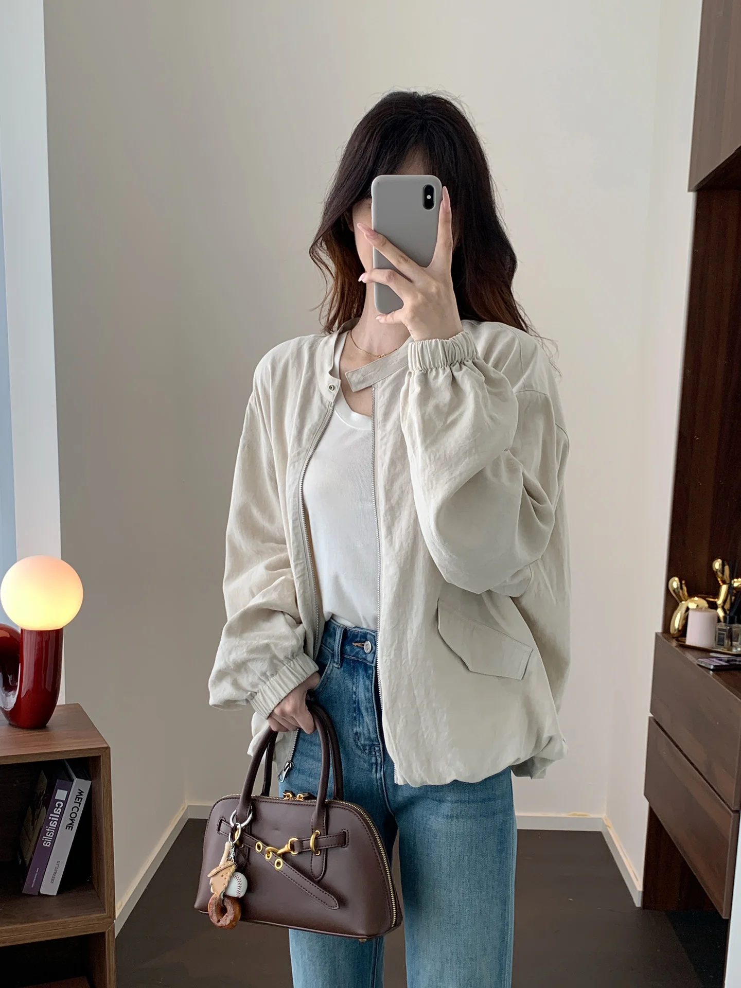 

Женская верхняя одежда: Льняная куртка свободного кроя с коротким воротником, пышными рукавами и открытыми плечами, модель Loose Feelings Rasele