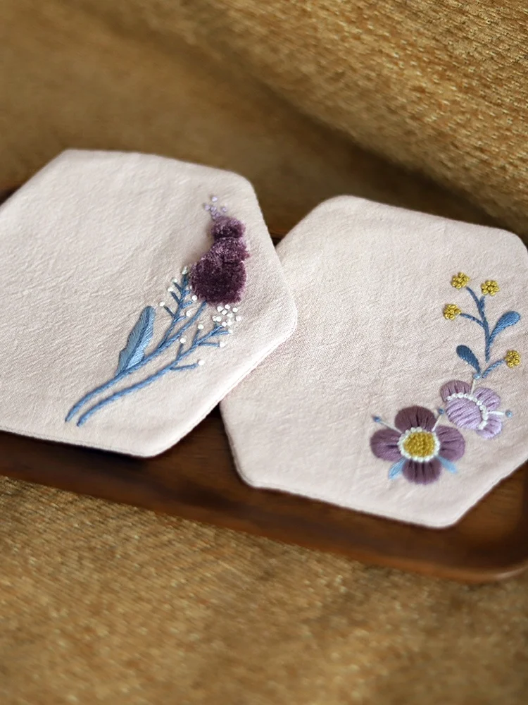 

Набор для рукоделия: Вышитые вручную льняные хлопковые подставки для чайной церемонии. Специальное предложение: Набор материалов для творчества в стиле деревенского народного искусства. Дизайн «Цветы расцветают на дороге».