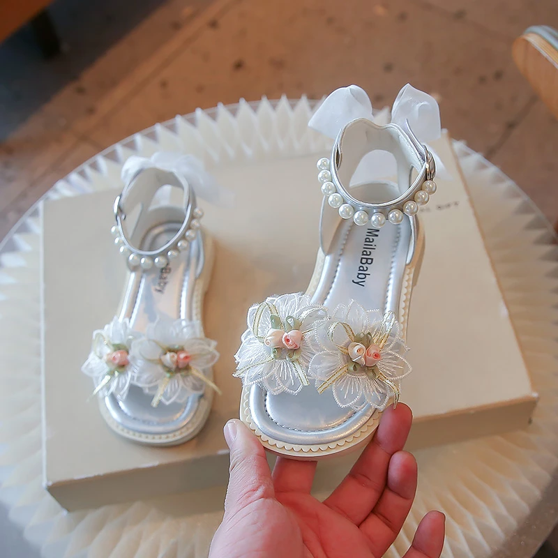 Sandali per ragazze estate nuovo fiore bianco perla fiocco ragazze Mary Jane scarpe argento moda antiscivolo sandali moda per bambini scarpe