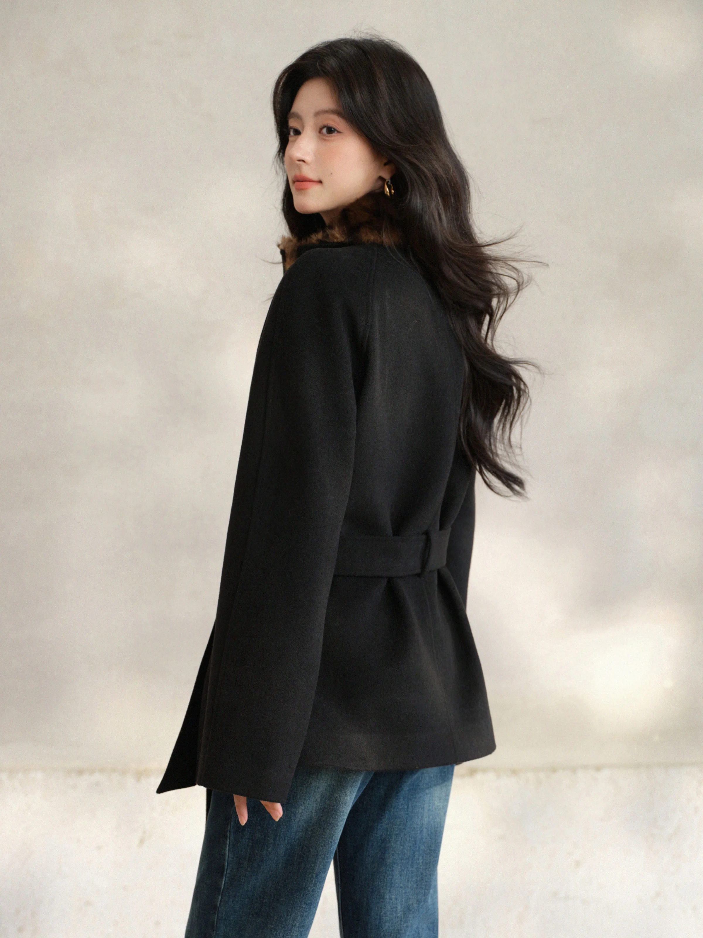 Damski płaszcz dwurzędowy imitujący wełnę, krótki płaszcz zimowy w stylu vintage, elegancka kurtka, klasyczny czarny styl, do noszenia na co dzień i do pracy.