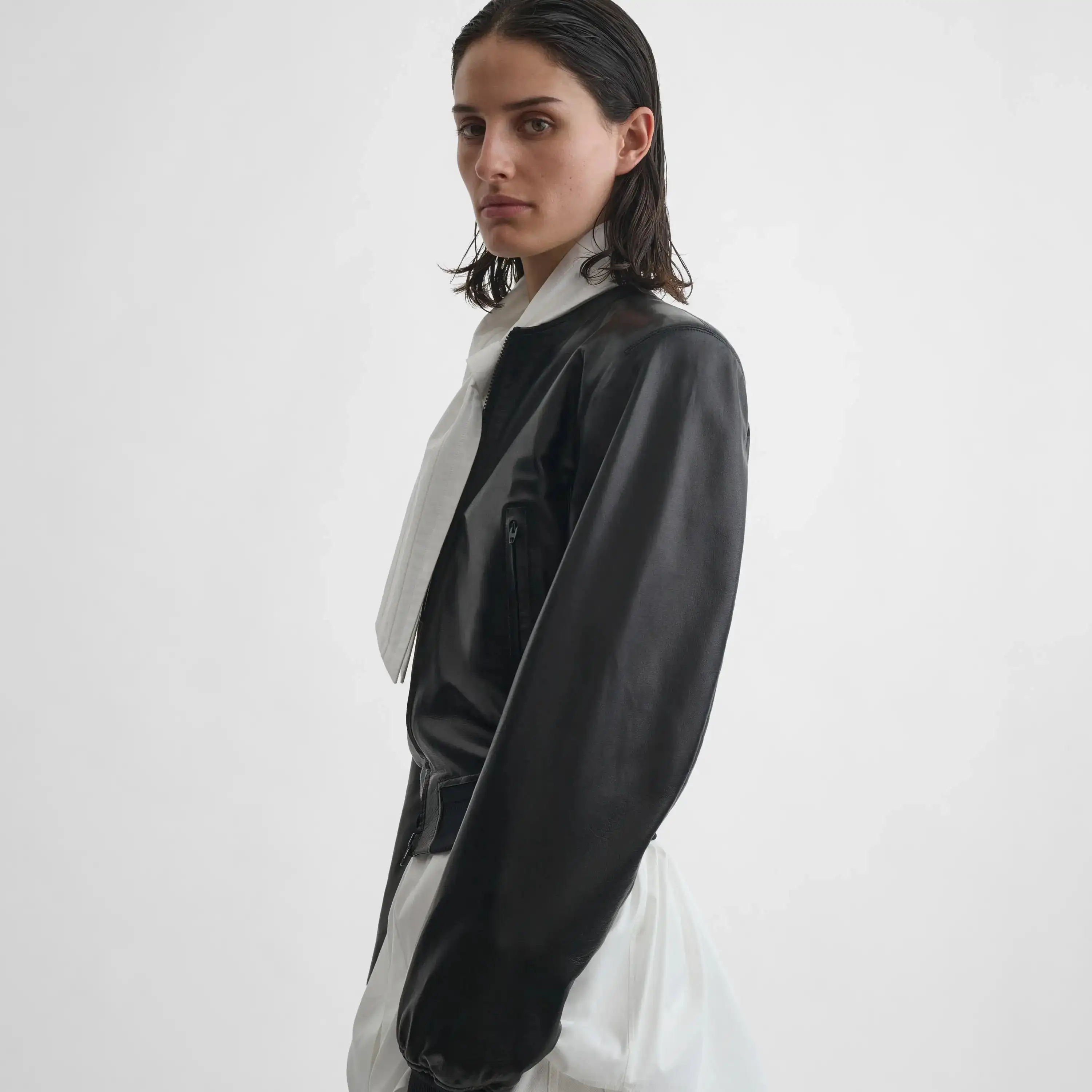 السترة النسائية الجديدة لعام 2026 عبارة عن سترة Phoebe Philo قصيرة مصنوعة يدويًا من قبل مصمم كبير