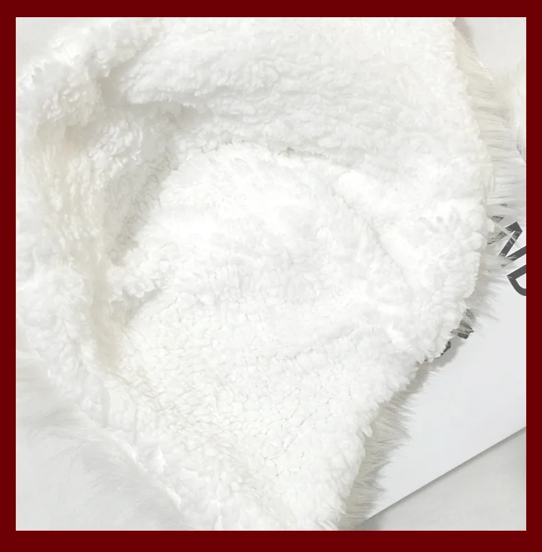 Niedliche Weihnachtsmütze mit Plüschschleife – Flauschige Wintermütze mit roter Schleife als Weihnachtsgeschenk und Party – Detail 6