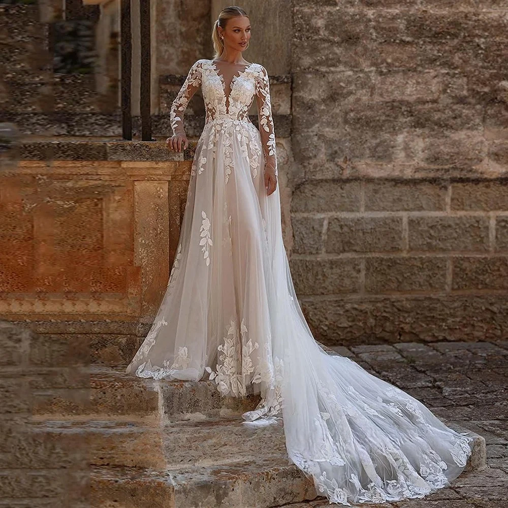 Brautkleid nach Maß mit langen Ärmeln, V-Ausschnitt, transparenter Spitzenapplikation, Schleppe und A-Linie