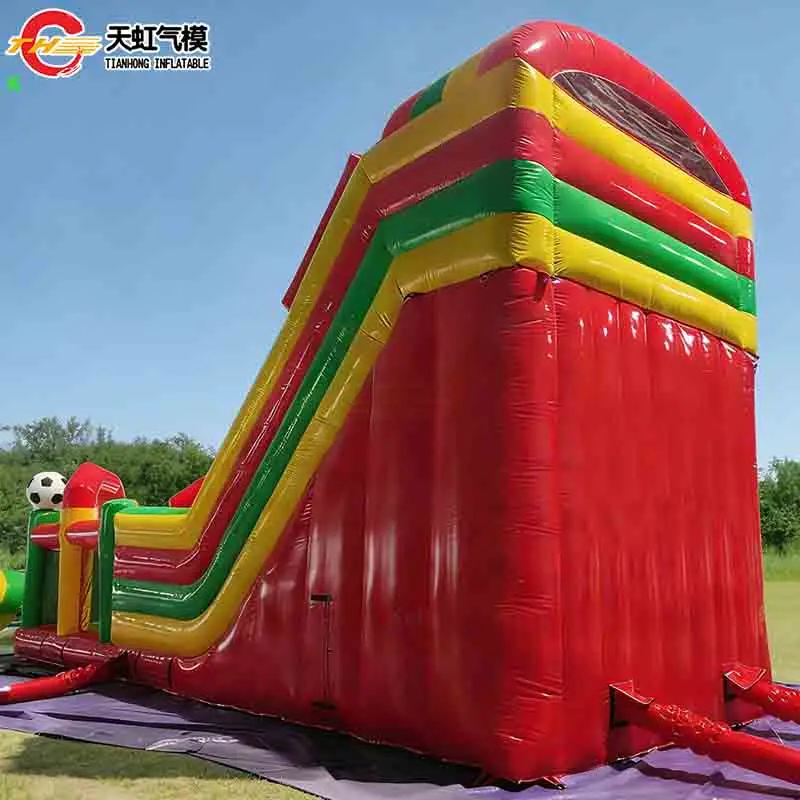 Kommerzielle aufblasbare Fußball-Hindernisrutsche auf dem Meer, maßgeschneiderte aufblasbare Hüpferrutsche, Spielplatz mit Gebläse