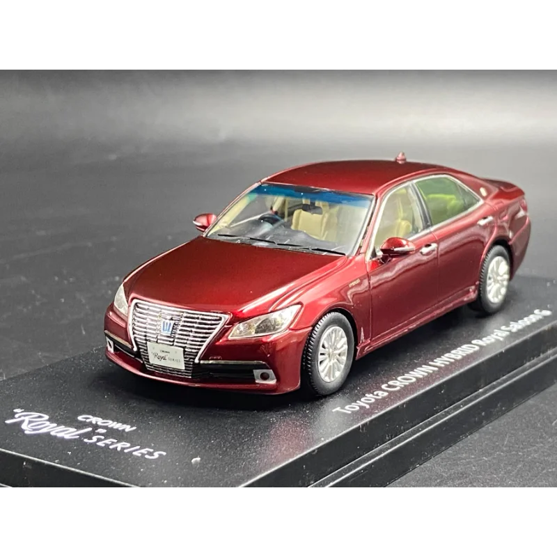 

LAX 1/43 Scale TOYOTA Crown 14 Generation 15 Red Resin Car Model Collectible Toy Gift Souvenir Display Ornament