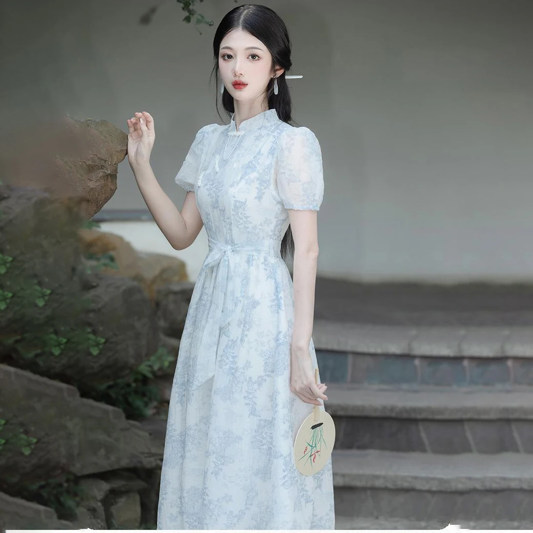 

Новое женское платье-ципао 2026 года в улучшенном китайском национальном стиле, синее, с цветочным узором, средней длины, с коротким рукавом, с завышенной талией