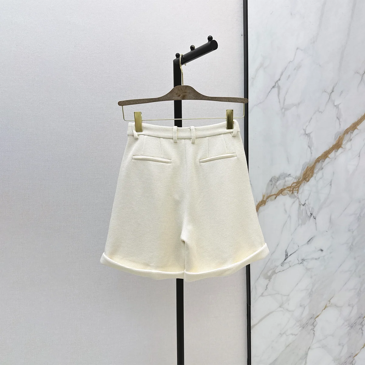 2026 high-quality women's beige waffle plaid pleated rolled edge five quarter shorts--hb808