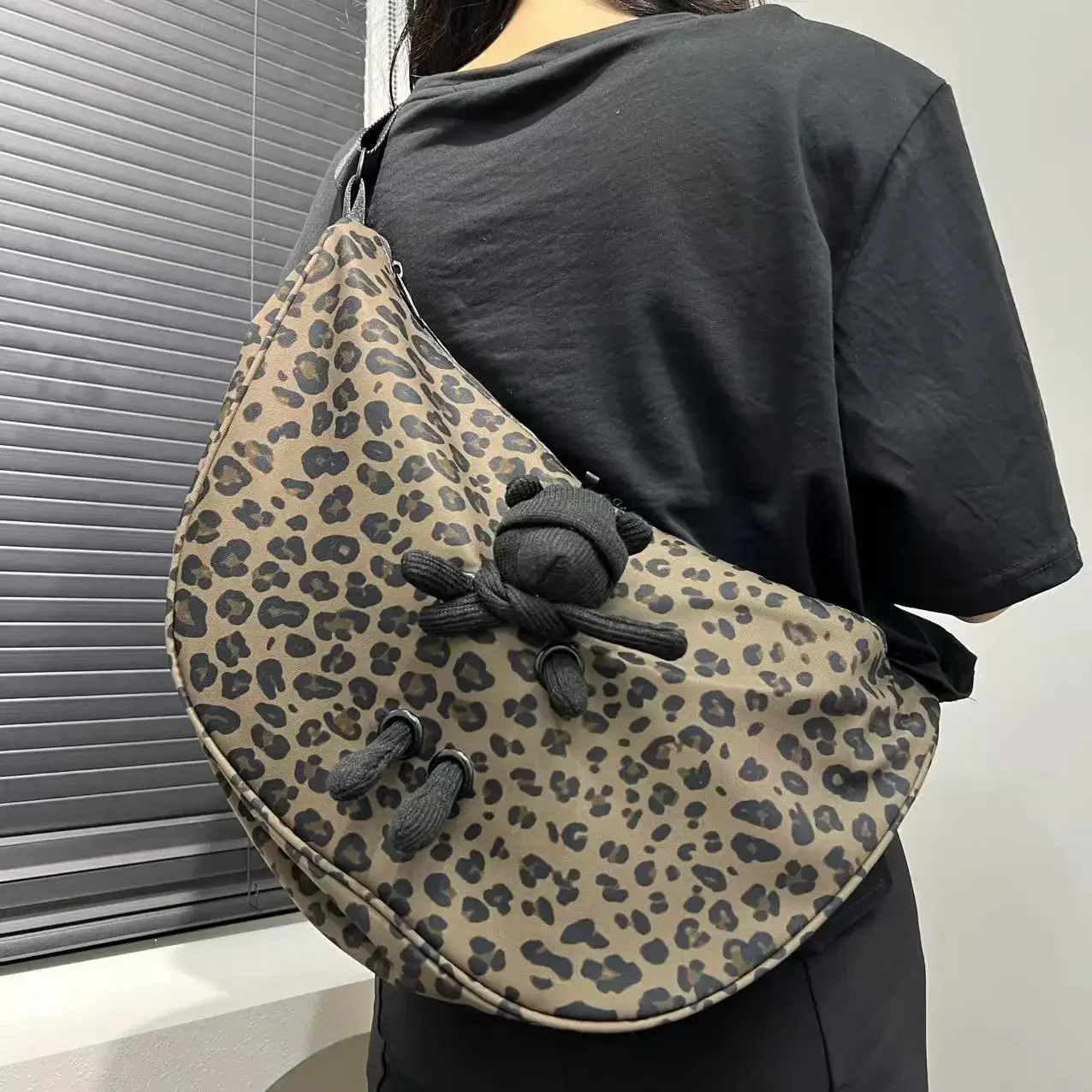

Ladies' fashionable retro personality leopard print diagonal cross bag, cute little bear hanging decoration doll shoulder bag