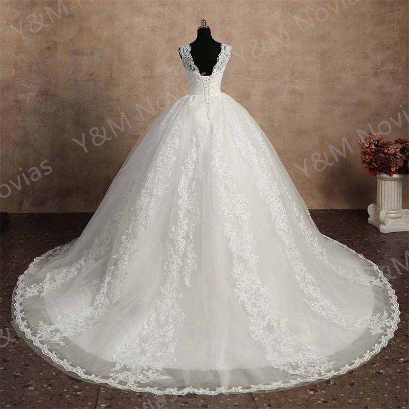 Abiti da sposa senza maniche con scollo a V Vestido De Noiva bianchi 2024 per le donne pizzo avorio romantico lunghezza del pavimento o abito da sposa treno