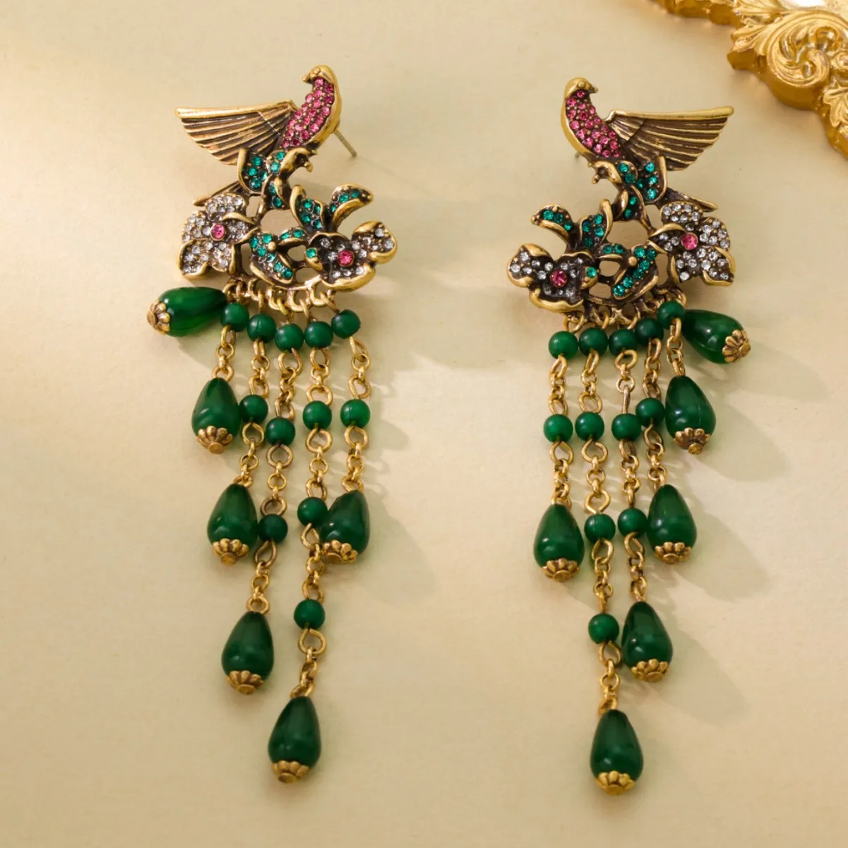 花のデザインのヴィンテージエメラルドタッセルペンダント、軽い豪華さとファッショナブルなジュエリー、女性用スタッドイヤリング