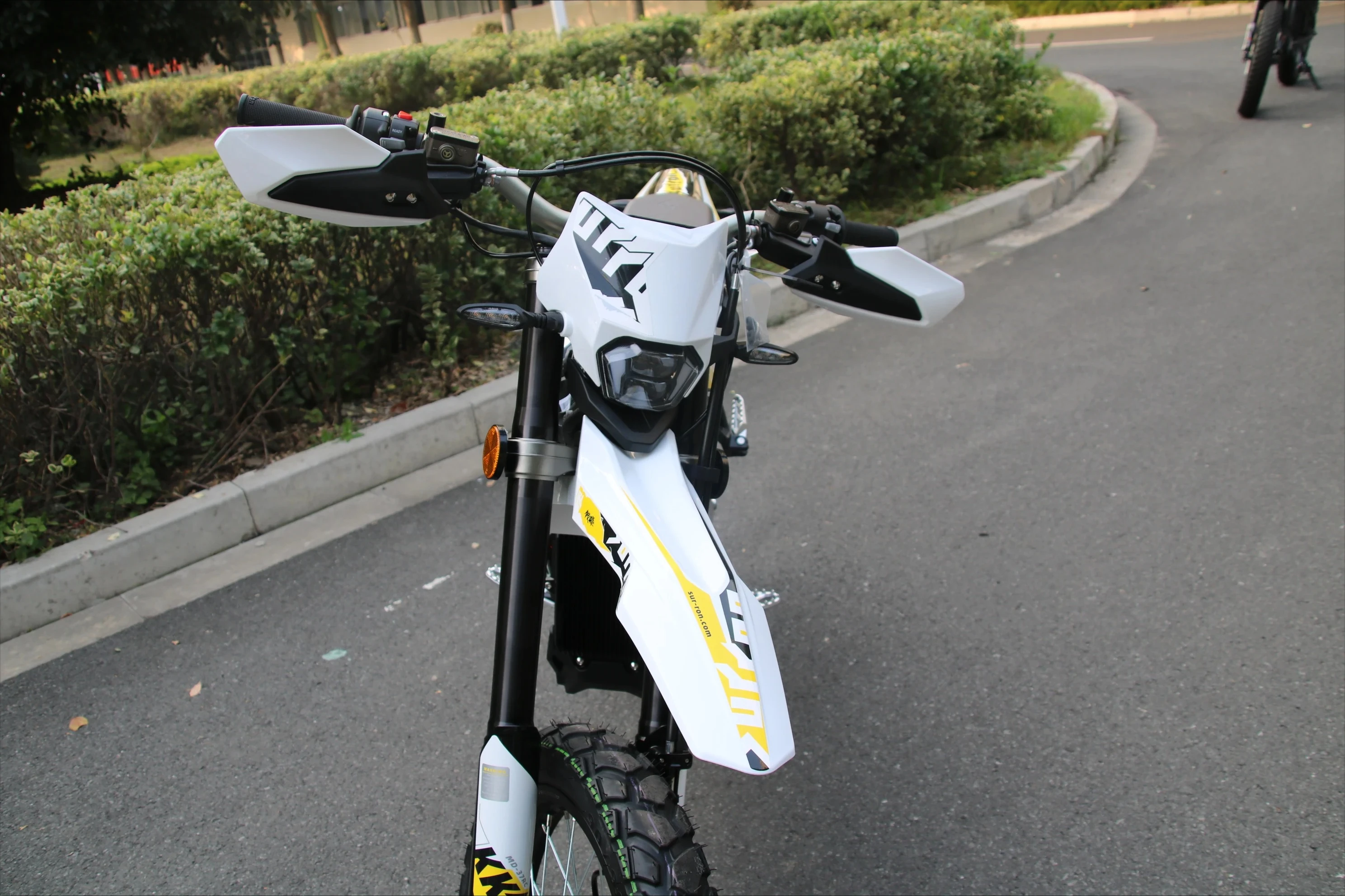 دراجة ترابية كهربائية Sur Ron Ultra Bee 12500W74V بطارية ليثيوم 55 أمبير في الساعة، محرك متوسط الدفع، دراجة إلكترونية للطرق الوعرة للبالغين، نطاق 80-100 كجم