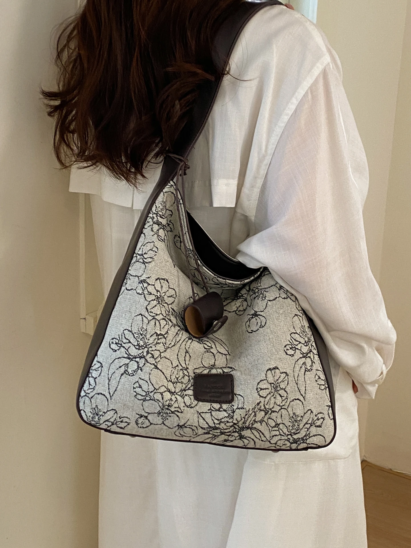 

Lightweight Large Capacity Women's Shoulder Bag Casual Commuter Tote Bag Underarm Bag for Class Summer New Arrival