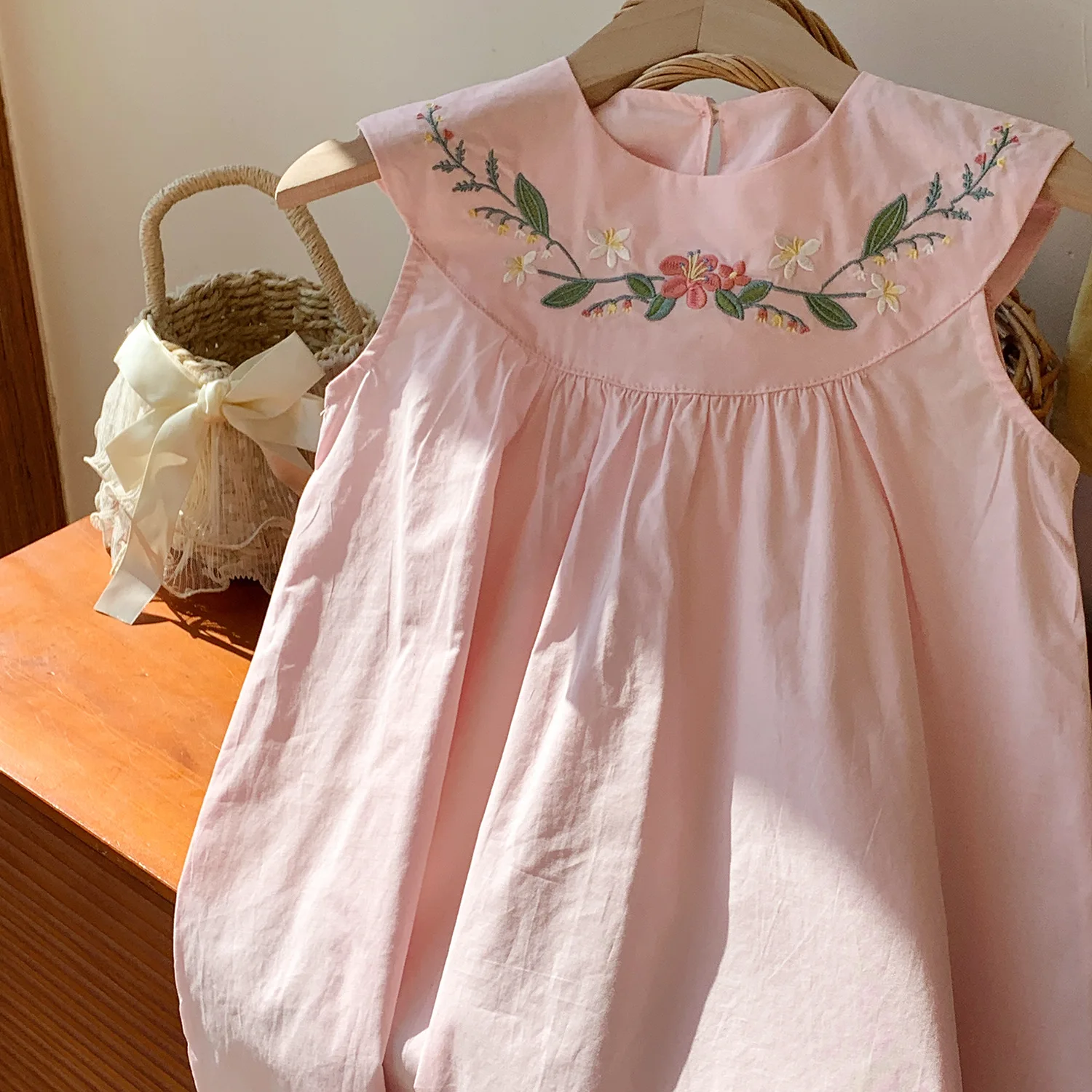 Vestido sin Mangas con Cuello Redondo y Bordado de Flores Dulces y Encantadoras en Color Sólido, Estilo Casual Campestre para Niñas de 2 a 7 Años