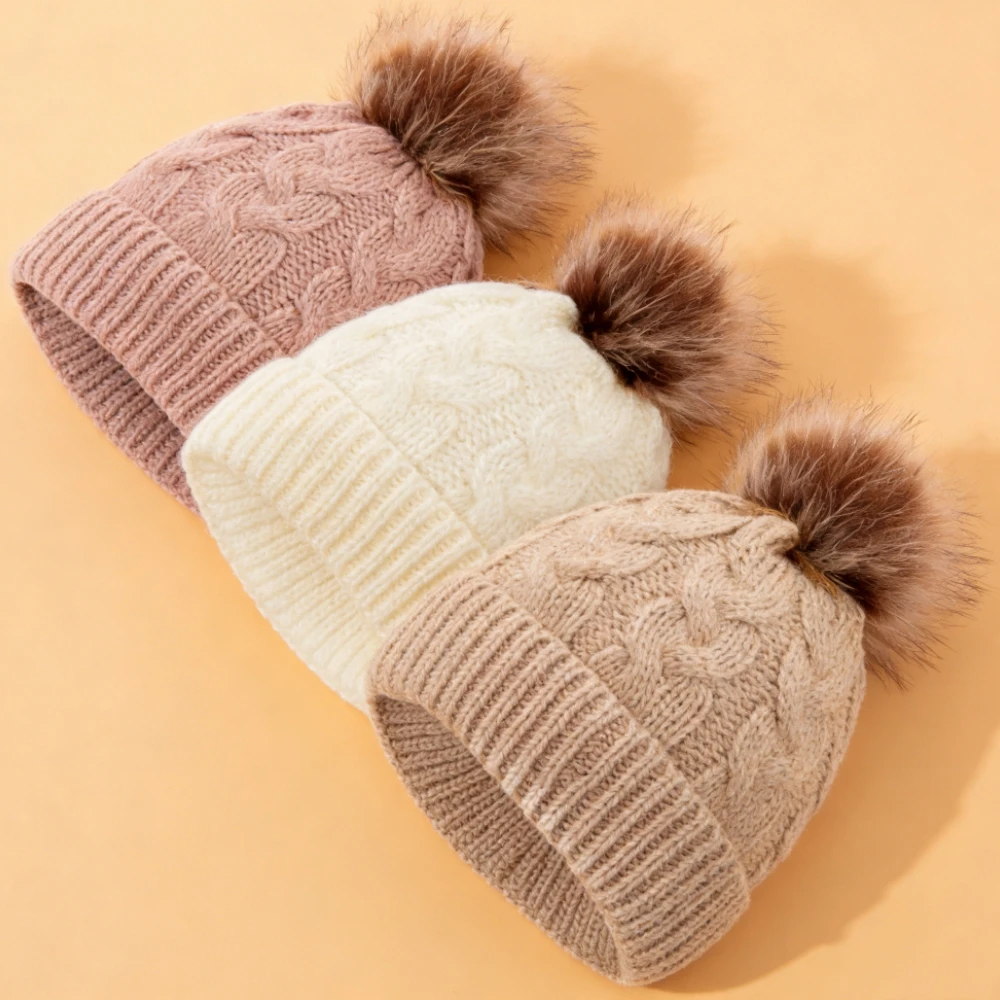 

Набор из 3-х семейных вязаных шапок с помпонами: мягкие, теплые, зимние, для катания на лыжах