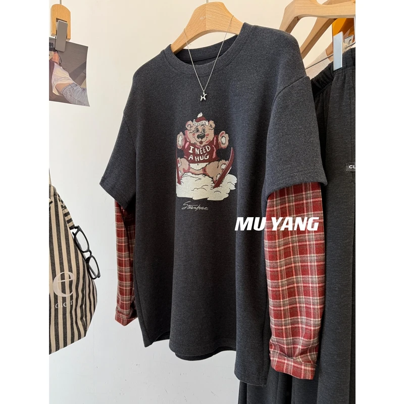 

Ретро-футболка с длинным рукавом в американском стиле с принтом клубничного медведя и клетчатыми вставками, женская базовая рубашка-топ в корейском стиле для повседневной носки