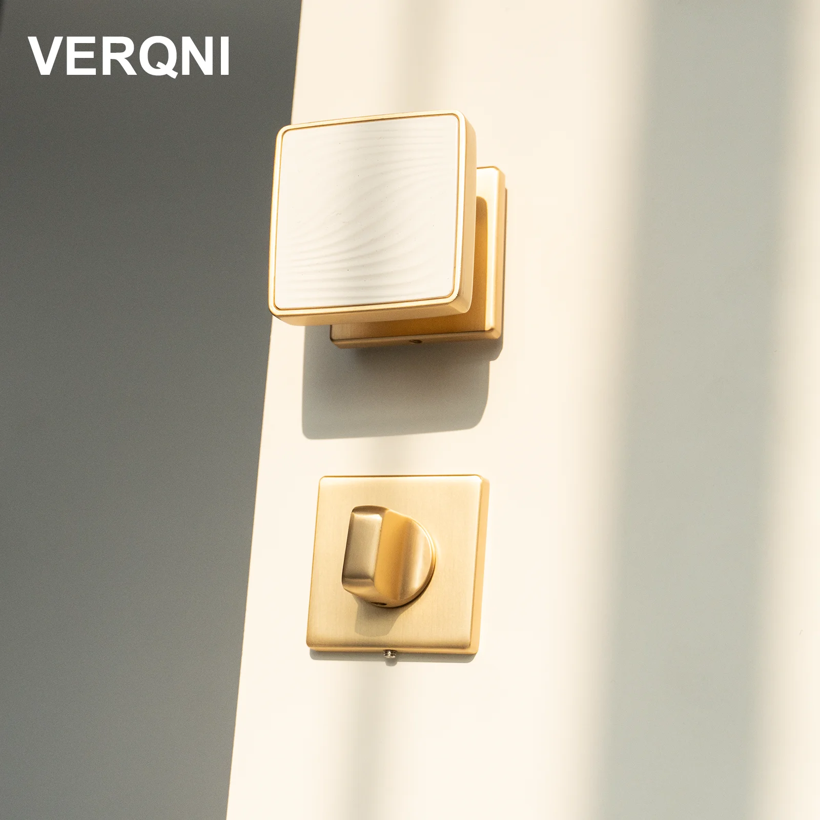 

VERQNI MANIGLIE & ACCESSORI NF2456 Минималистичная золотая бесшумная прямоугольная дверная ручка-замок из цинкового сплава для интерьера ванной комнаты