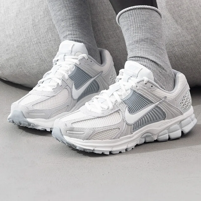 

Женская обувь Nike, новинка 209, ZOOM VOMERO 5, легкие дышащие спортивные кроссовки с низким берцем и мягкой подкладкой HQ0458-001