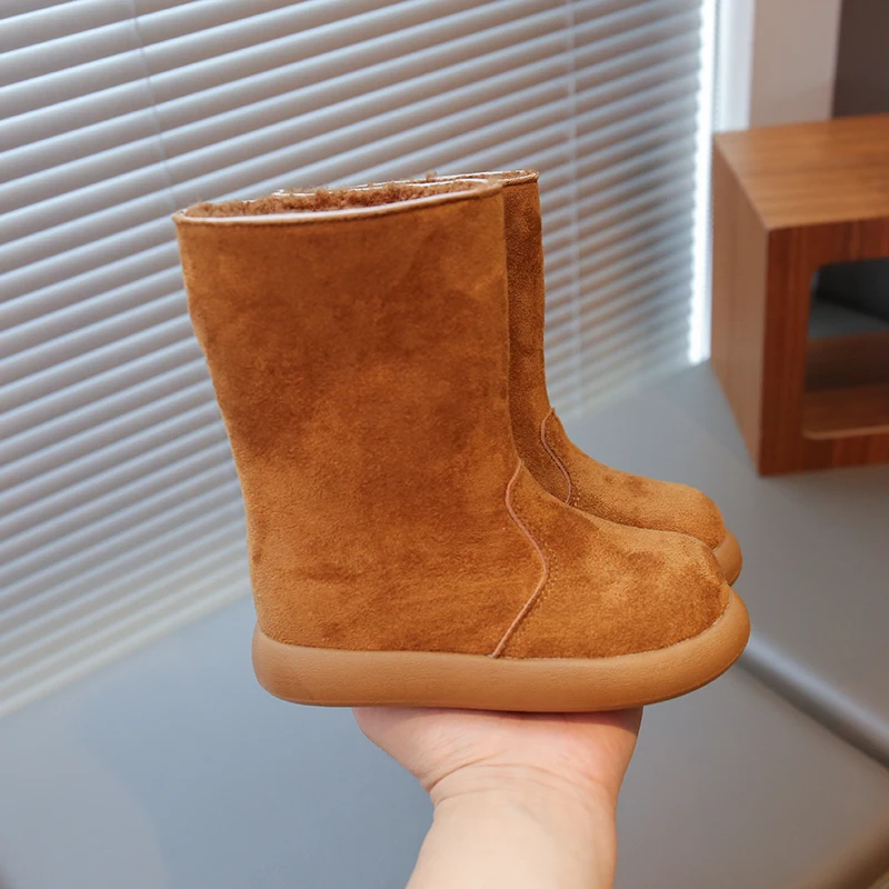 Anak perempuan mengenakan dua pasang sepatu Birkin berbulu, sepatu musim dingin anak perempuan dengan sol tengah tebal, sepatu katun hangat, sepatu salju anak-anak.