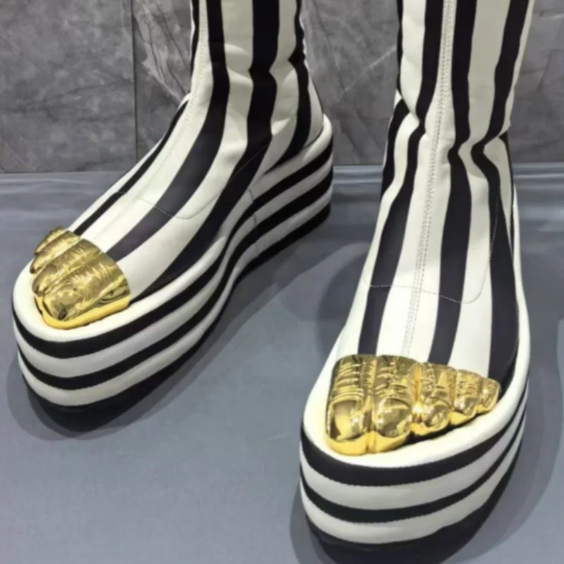 Sepatu Boots Metalik Bergaris Hitam Putih, Model Stretch, Lima Jari, Ritsleting Belakang, Platform Tinggi, Model Catwalk Seksi untuk Wanita