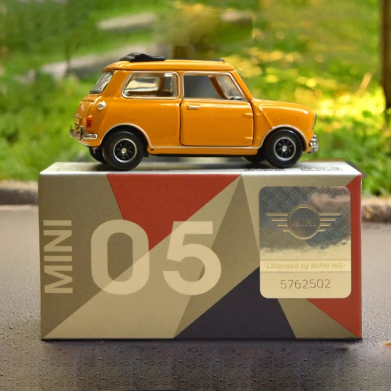 Minúsculo 1:50 Mini Cooper, modelo de coche de aleación marrón claro, adorno, colección de exhibición de recuerdo, regalo de Hobby