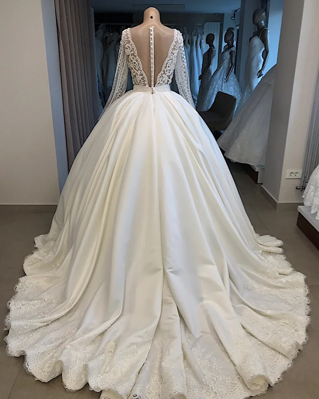 Customized  V Neck Shinny Pearls Lace A-line Wedding Dress Sweep Train Vestidos De Noiva Luxury Full Sleeves Bridal Gown