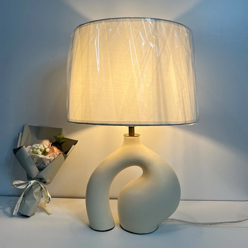 ما بعد الحداثة الحد الأدنى مصابيح أرضية من الراتنج الأبيض النسيج الظل غرفة نوم السرير دراسة غرفة المعيشة تركيبات الإضاءة LED الفنية الإبداعية