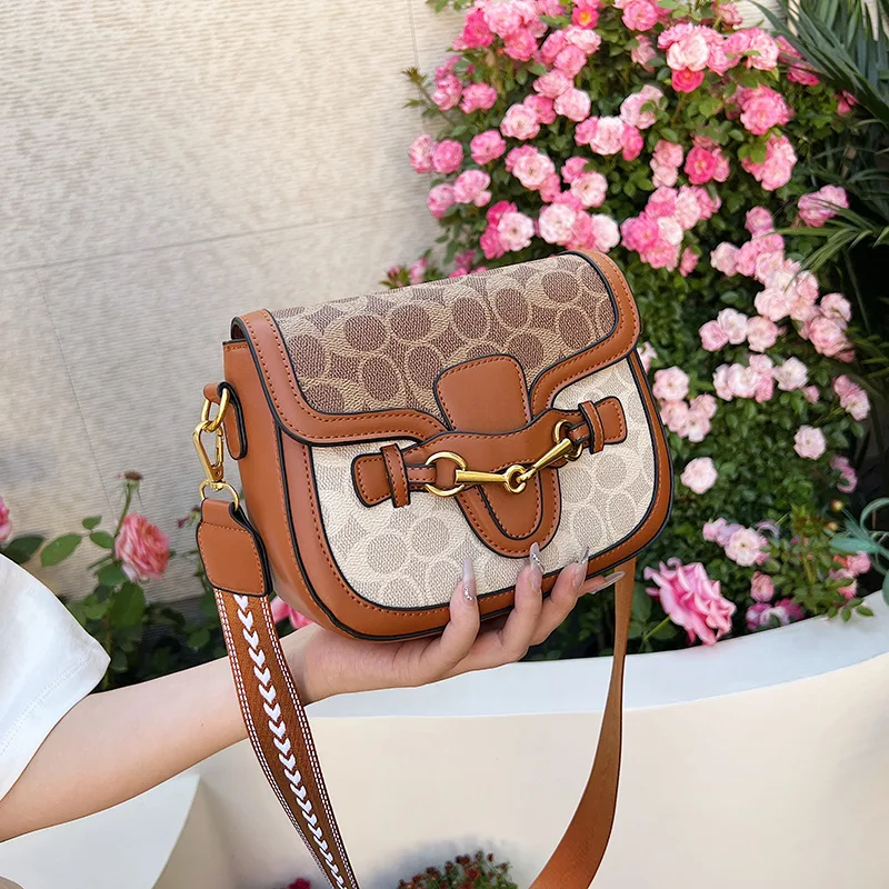 

2026 New Fashion Korean Edition Wide Shoulder Strap One Shoulder Crossbody Bag Premium Women's Bag