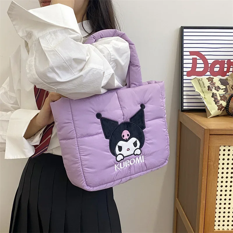 2024 Nowa torebka Sanrio Cartoon Cute Down Fabric Kuromi Tote Bag Shoulder Pacha Dog Cute Stationery Bag Large Capacity Handbag