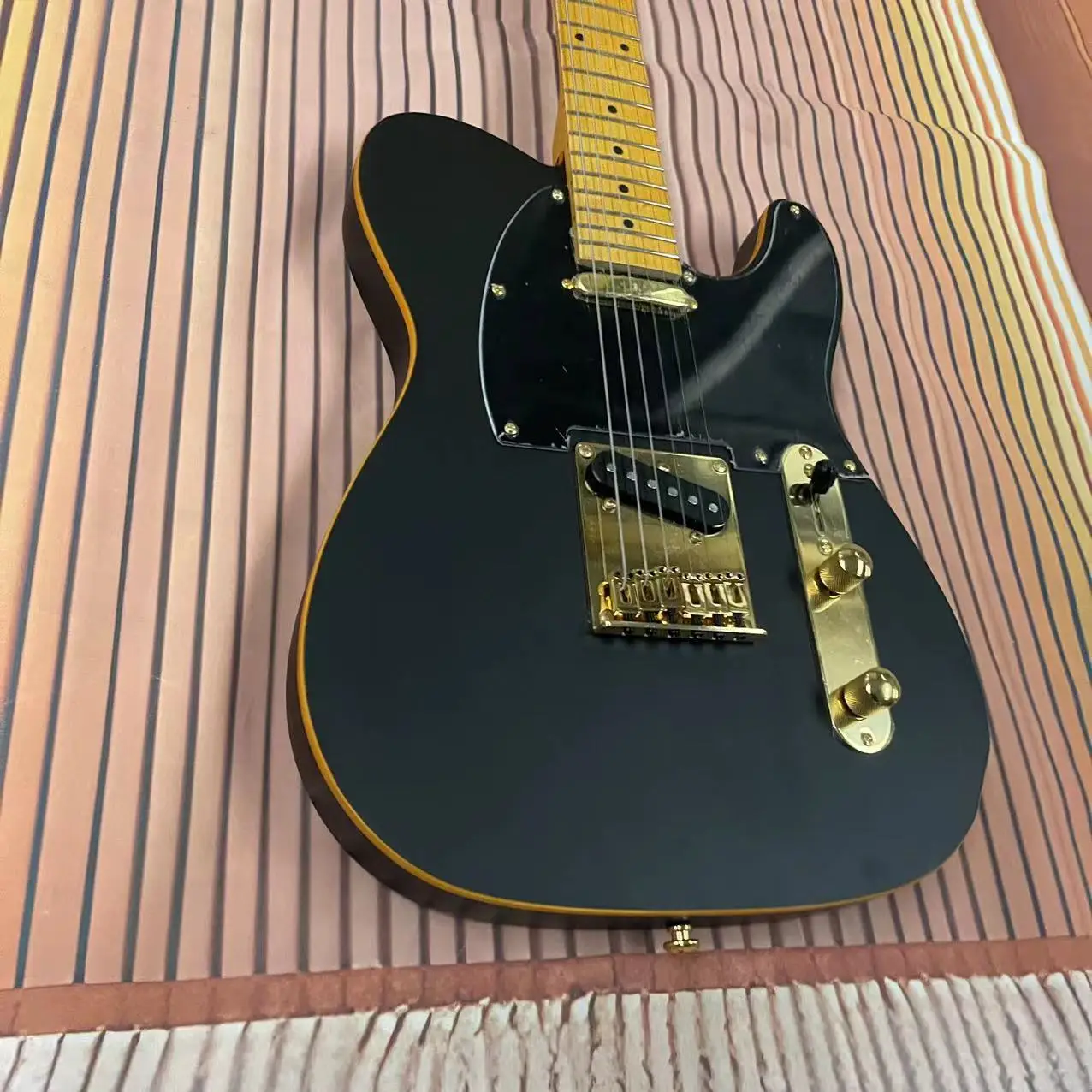 Electric guitar with 6 strings, matte black body, rose wood fingerboard, maple wood track, real factory pictures, can be shipped