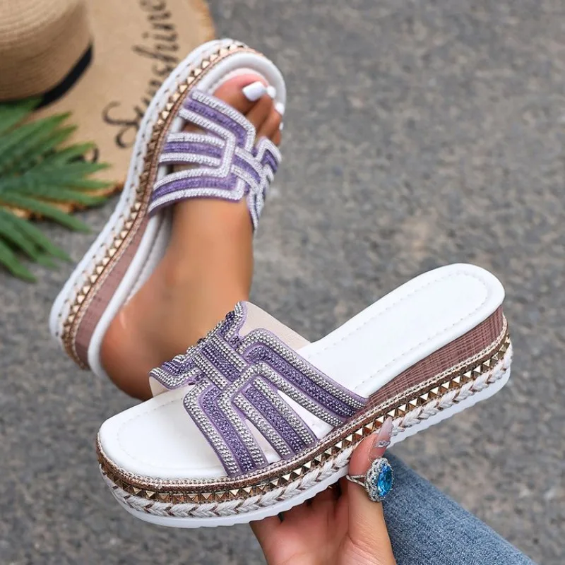 

Женские тапочки на платформе, новинка 2023 года, декоративные тапочки со стразами, летняя уличная элегантная обувь, повседневные уличные сандалии, женские шлепанцы