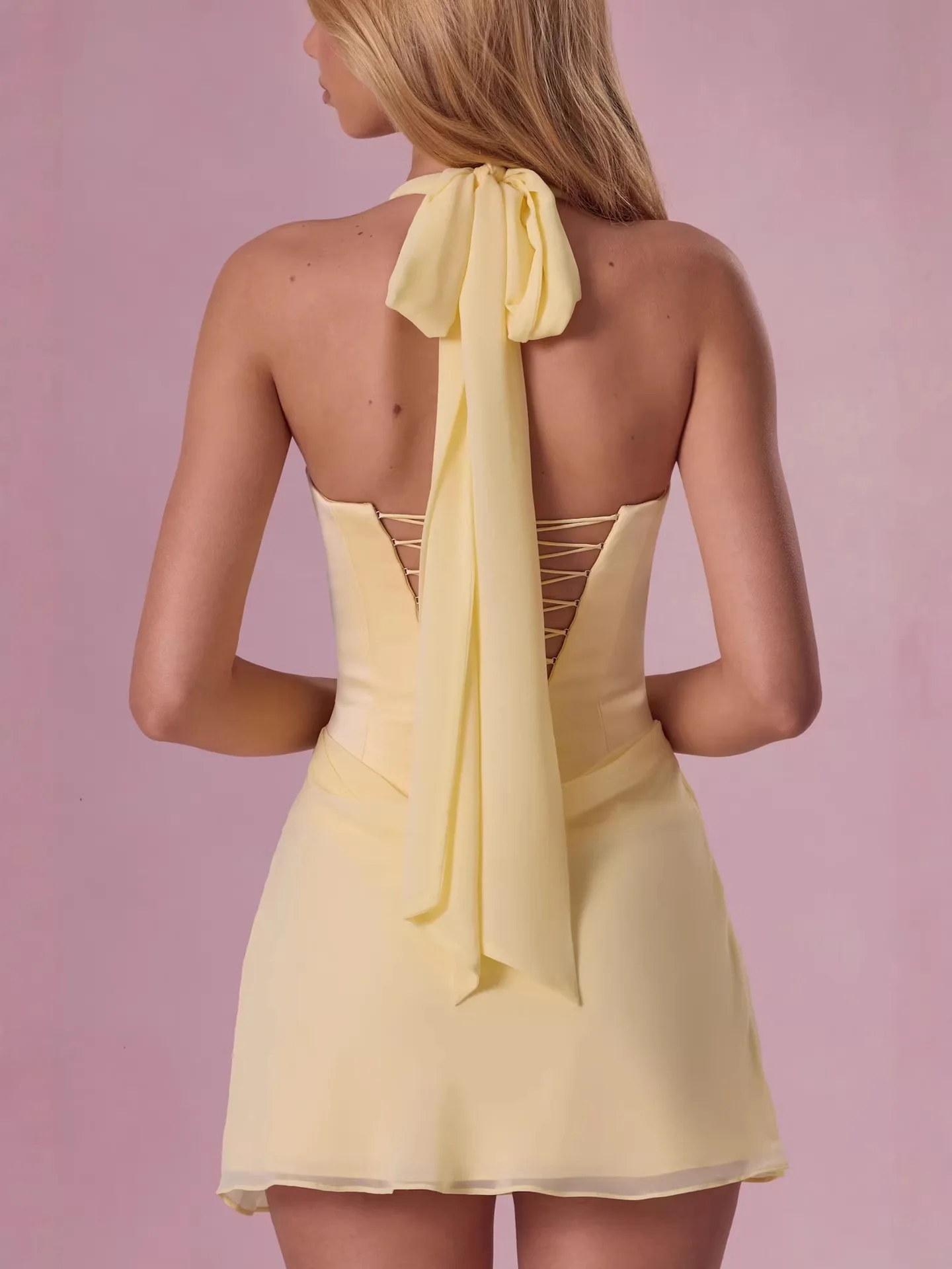 Vestido de luxo com fusão de estilos europeus e transfronteiriços, novo modelo 2026, com alça no pescoço, decote baixo, justo ao corpo, que revela o q