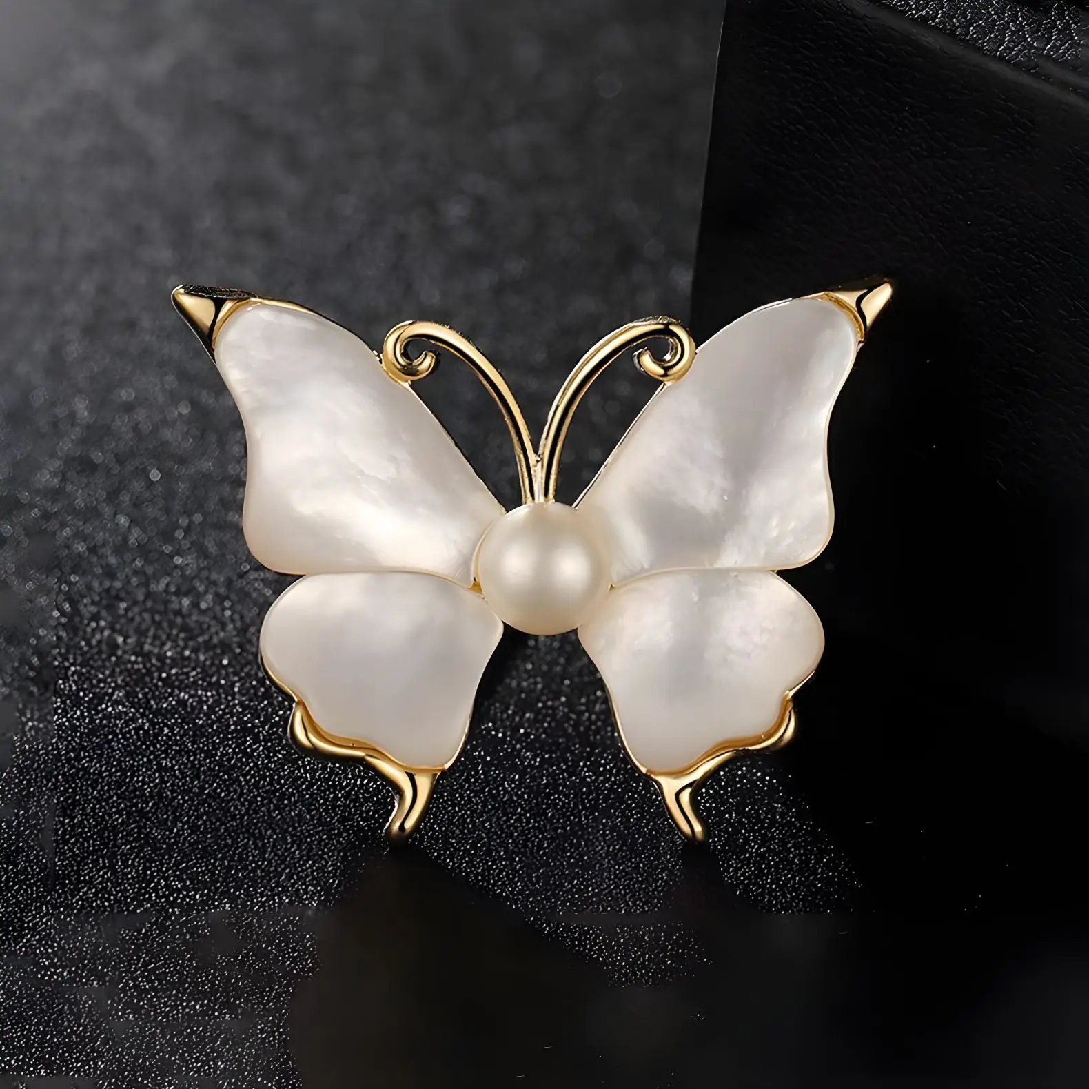 Fashion Imitation Shell Pearl Butterfly Brooches For Women Anti-glare Lapel Pins Elegant Coat Suit Clothes Accessories Gifts