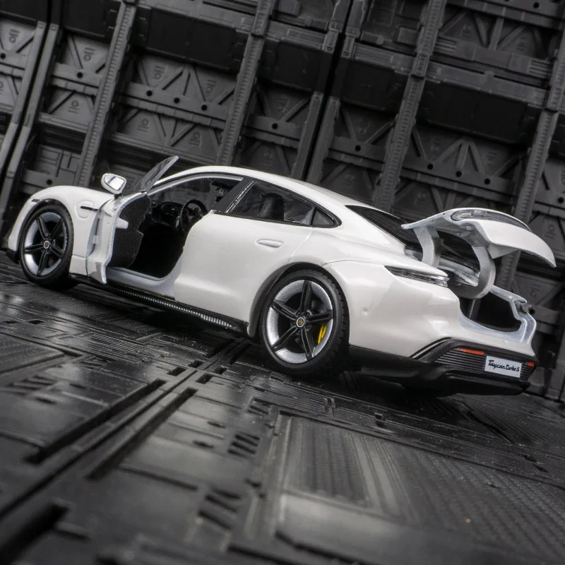 Bburago 1:24 Porsche Taycan Turbo S سبيكة نموذج سيارة خارقة لتزيين السيارة، الأبواب وغطاء المحرك، يمكن فتح صندوق السيارة