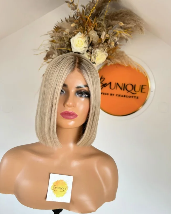 Parrucca bionda cenere Capelli sintetici Parrucche corte Bob Densità 200% Parrucca frontale in pizzo 13X4 completa Parrucca Bob colore biondo cenere con radici corte scure