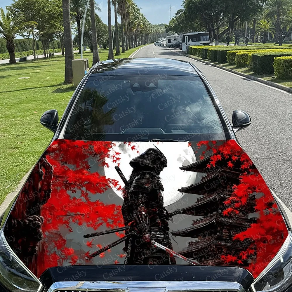

Этот ударный капюшон автомобиля представляет собой самурайский воин, яркие яркие красные кленовые листья, устанавливающий против традиционного японского templ.