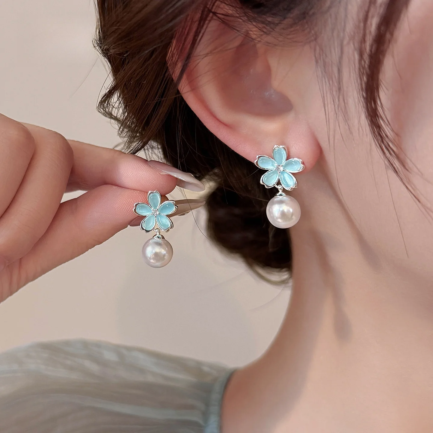 brincos-elegantes-de-verao-com-flor-azul-e-perolas-acessorios-de-moda-femininos-Unicos-e-bonitos-para-praia