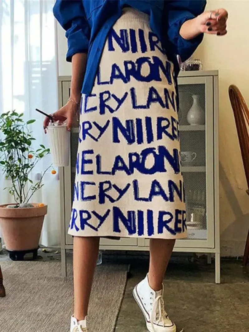 Straight-cut midi skirt, comfortable fabric that flatters the figure, a casual everyday staple