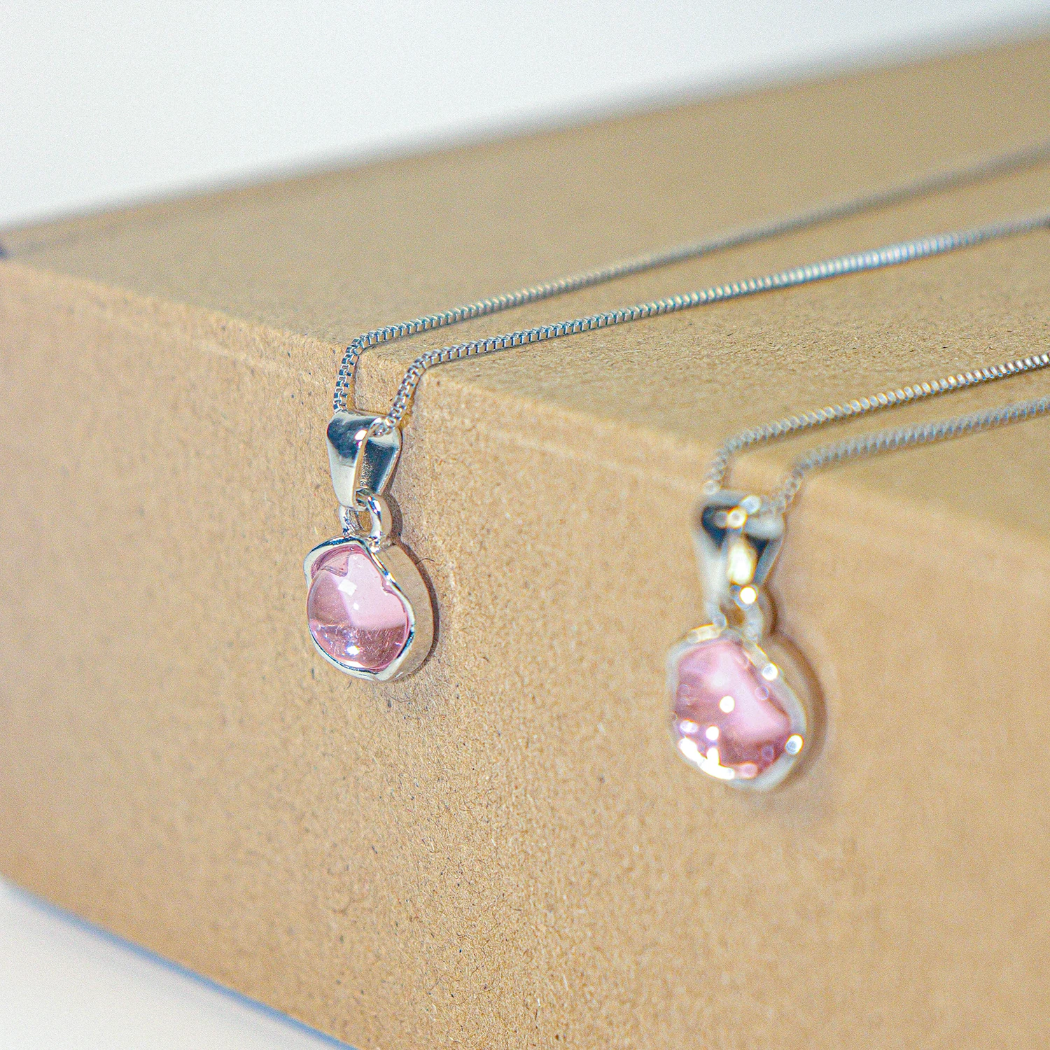 

Pink Crystal Topaz Crystal Necklace Versatile and Explosive Design High-end Sweet and Simple Collarbone Chain Pendant