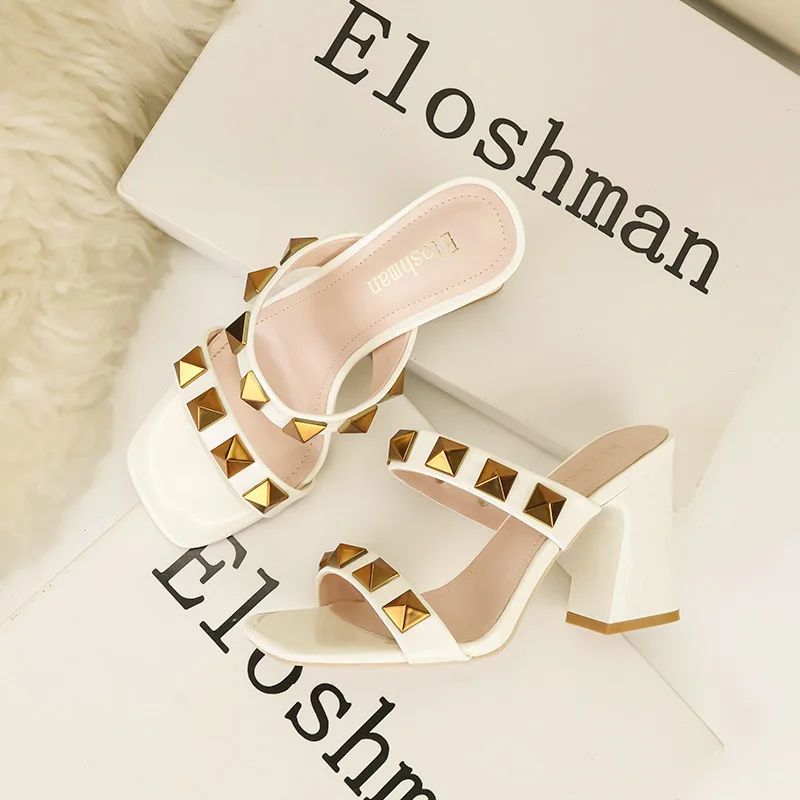 

Новая женская обувь в европейском стиле, пикантные босоножки на высоком каблуке, летние туфли-лодочки с заклепками для девочек, вечерние тапочки на массивном каблуке
