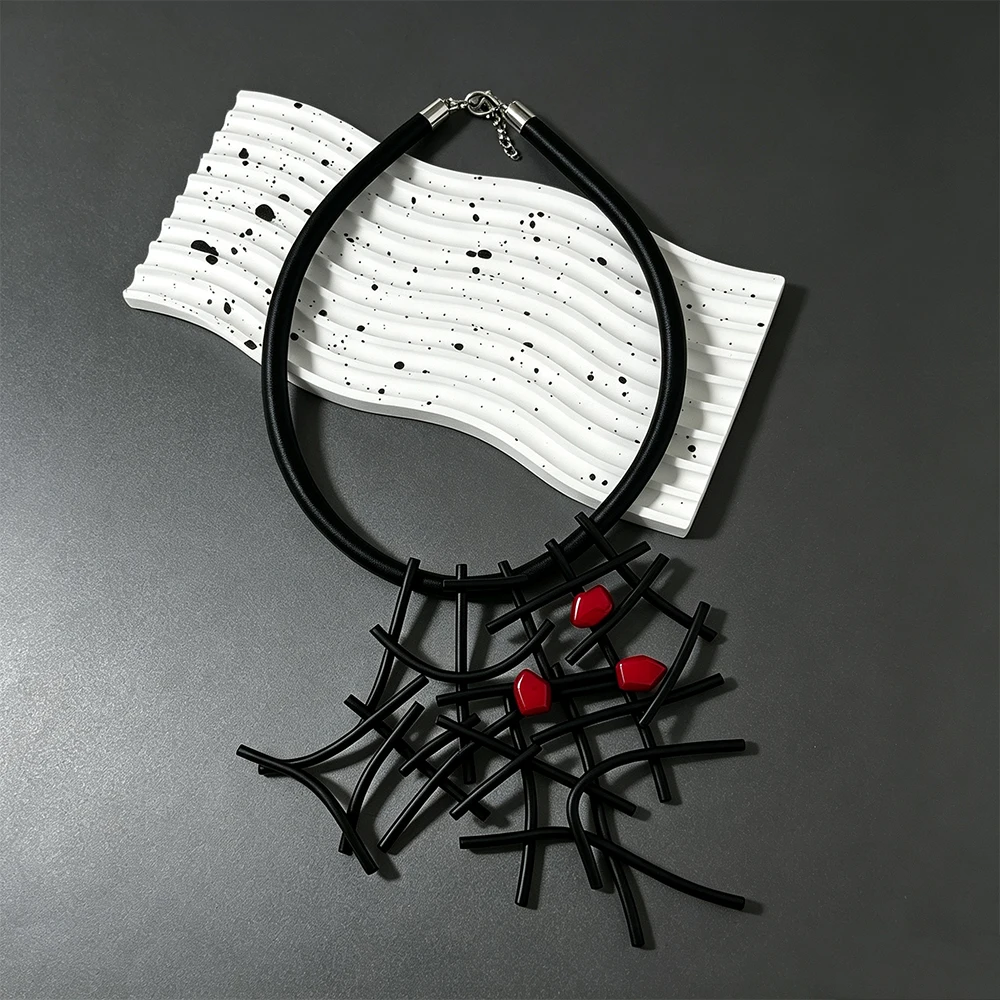 UKEBAY Neue Designer-Luxus-Halsketten für Frauen, handgefertigte Gothic-Anhänger-Halskette, Gummi-Schmuck, Holz-Accessoires, Statement-Schmuck – Detail 3