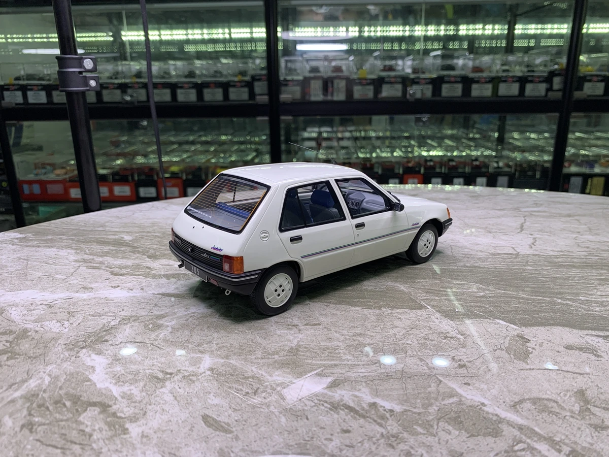 OTTO 1:18 PEUGEOT 205 JUNIOR WHITE 1988 OT463 coche de resina modelo colección regalo