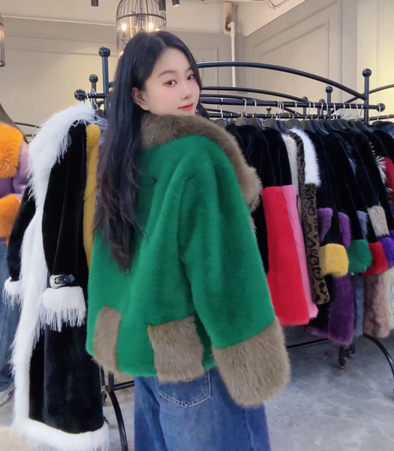 2025 Winter New Color Block Contrast Fur Coat Women Versatile Slimming Fashion Style Womens Short Warm Furry Jacket Coats Female