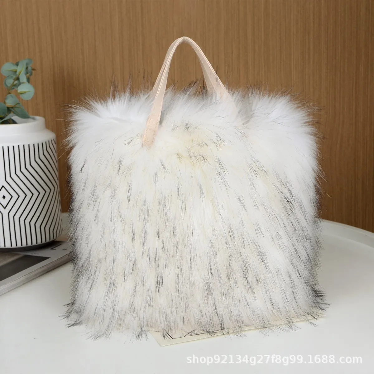urban-minimalist-autumn-winter-faux-fur-handbag-plush-square-bucket-bag-soft-cozy-fashion-accessory-for-cold-weather