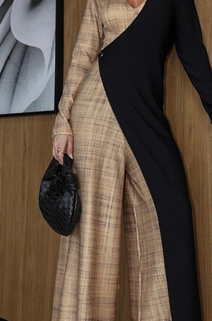 จั๊มพ์สูทขายาวทรงหลวมคอวีแขนยาวสีตัดต่อแบบสองชิ้นหลอกๆ สไตล์ลำลองสำหรับผู้หญิง